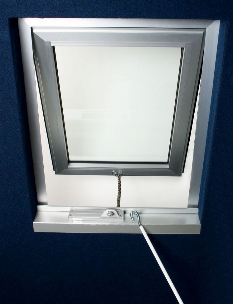 Установка прибора CAT на верхнеподвесное окно cat_installation1.jpg