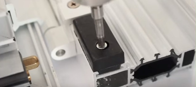 Установка автоматического порога (крепление с предустановленным винтом) inst_20.jpg